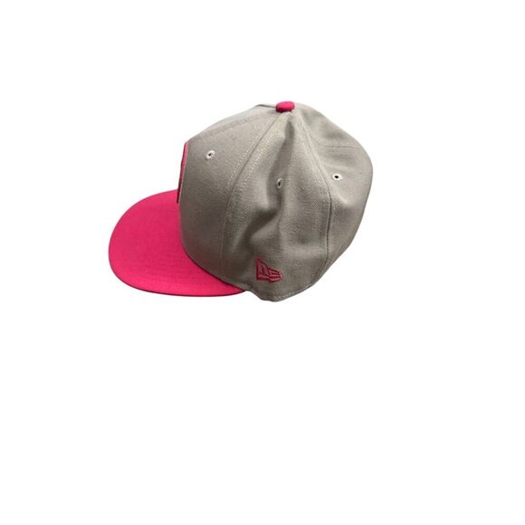 New Era 59FIFTY NFL Team Fitted Cap Gray/Pink Size 7 Unisex Hat - Picture 3 of 7